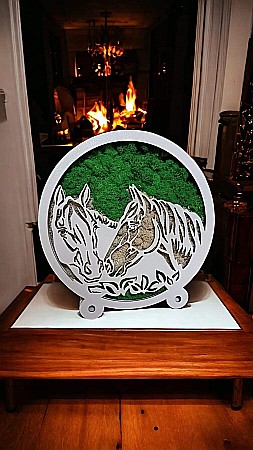 Ceasuri cu Licheni - Cadou personalizat, Decoratiune de birou cu licheni gravat cu Cai ,alb