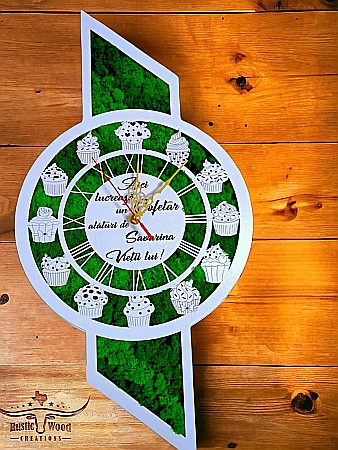 Ceasuri de Perete - Ceas de perete decorativ cu licheni, cu mesaj standard pentru Cofetari "Aici lucreaza un Cofetar..."