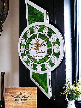 Ceas de perete decorativ cu licheni, cu mesaj standard pentru Cofetari "Aici lucreaza un Cofetar..." [1]