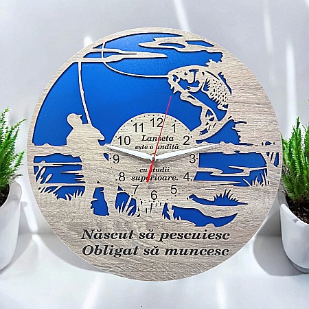 Ceasuri din Lemn - Ceas de perete cu mesaj standard pentru Pescari cu fundal albastru „Nascut sa pescuiesc obligat sa muncesc”, cadou personalizat perfect pentru Iubitorii de Pescuit, 30x30cm