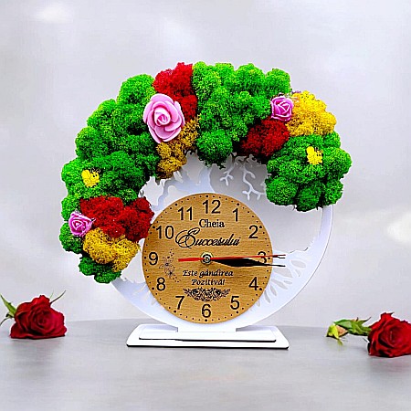 Ceasuri cu Licheni - Cadou personalizat, Ceas decorativ copacul vietii cu mesaj standard pentru Cheia Succesului, decorat cu licheni stabilizati si flori decorative naturale, alb