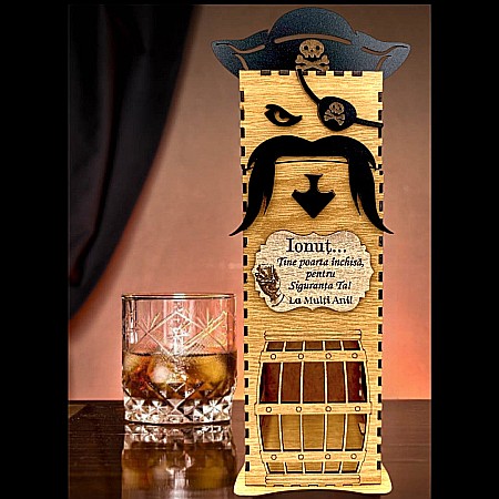 Cutie de Vin Personalizabila - Cadou personlizat, Cutie de Whisky Pirat, cadou personalizat cu nume si mesaj "Tine poarta inchisa, pentru siguranta ta!", maro, dimensiune 33x10cm