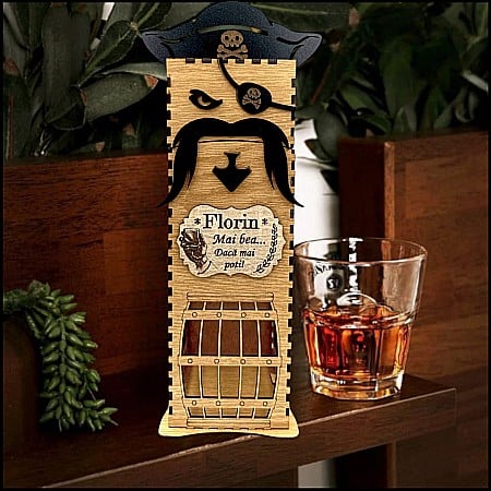 Cutie de Vin Personalizabila - Cadou personlizat, Cutie de Whisky Pirat cu nume si mesaj "Mai bea, daca mai poti!", maro, dimensiune 33x10cm