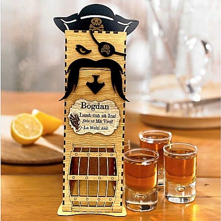 Cutie de Vin Personalizabila - Cadou personlizat, Cutie de Whisky Pirat cu nume si mesaj "Lasa-ma sa ies, stiu ca ma vrei!", maro, dimensiune 33x10cm