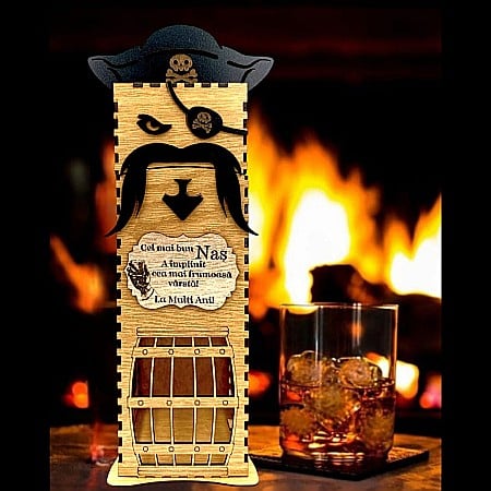 Cutie de Vin Personalizabila - Cadou personlizat, Cutie de Whisky Pirat cu nume si mesaj "Cel mai bun Nas a implinit cea mai frumoasa varsta!", maro, dimensiune 33x10cm