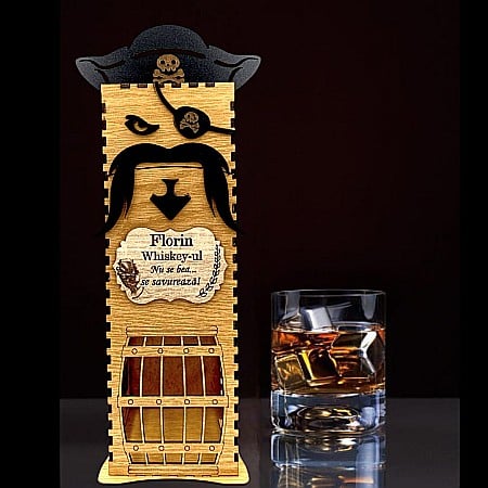 Cutie de Vin Personalizabila - Cadou personlizat, Cutie de Whisky Pirat cu nume si mesaj "Whiskey-ul nu se bea, se savureaza!", maro, dimensiune 33x10cm