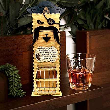 Cutie de Vin Personalizabila - Cadou personlizat, Cutie de Whisky Pirat cu nume si mesaj "Un pahar de whisky bun...", maro, dimensiune 33x10cm
