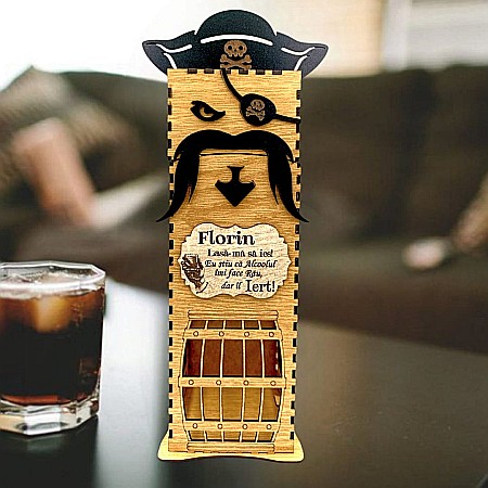 Cutie de Vin Personalizabila - Cadou personlizat, Cutie de Whisky Pirat cu nume si mesaj "Lasa-ma sa ies, eu stiu ca alcool-ul imi face rau dar il iert...", maro, dimensiune 33x10cm