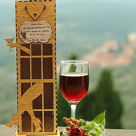 Cutie de Vin Personalizabila - Cadou personlizat, Cutie pentru Whisky/Vin cu nume si mesaj "Orice om, merita un pahar de vin...", maro, dimensiune 35x10cm