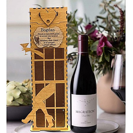 Cutie de Vin Personalizabila - Cadou personlizat, Cutie pentru Whisky/Vin cu nume si mesaj "Hai sa ardem gazul, ca oricum vine necazul!", maro, dimensiune 35x10cm