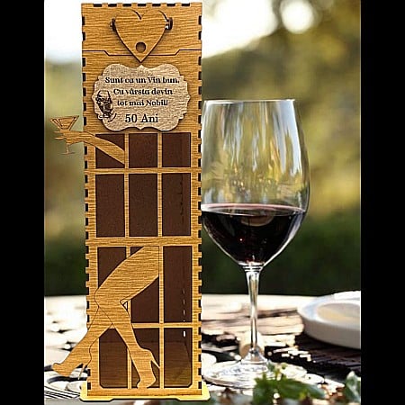 Cutie de Vin Personalizabila - Cadou personlizat, Cutie pentru Whisky/Vin cu nume si mesaj "Sunt ca un vin bun, cu varsta devin tot mai Nobil!", maro, dimensiune 35x10cm