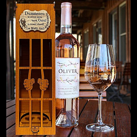 Cutie de Vin Personalizabila - Cadou personalizat, Cutie de vin personalizata cu mesaj standard "Dumnezeu a creat apa insa, Omul a creat vinul", pentru prieteni, familie, dimensiune 35x10cm, maro