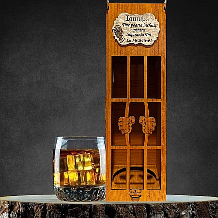 Cutie de Vin Personalizabila - Cadou personalizat, Cutie de vin personalizata cu mesaj standard "Tine poarta inchisa, pentru sigurata ta...", pentru prieteni, familie, dimensiune 35x10cm, maro