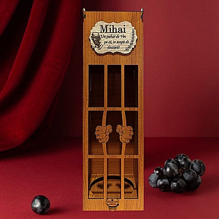 Cutie de Vin Personalizabila - Cadou personalizat, Cutie de vin personalizata cu mesaj standard "Un pahar de vin pe zi, te scapa de doctori...", pentru prieteni, familie, dimensiune 35x10cm, maro