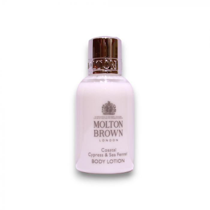 Lotiunea de corp Molton Brown Coastal Cypress & Sea Fennel hidrateaza intens pielea, lasand-o catifelata si parfumata cu note marine. Formula sa usoara se absoarbe rapid, oferind o senzatie de prospet [1]
