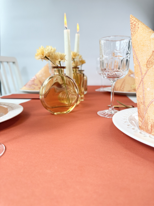 Set accesorii decorative masa festiva Paste - servetele festive + traversa de masa + servetele cu buzunar pentru tacamuri + lumanari conice [6]