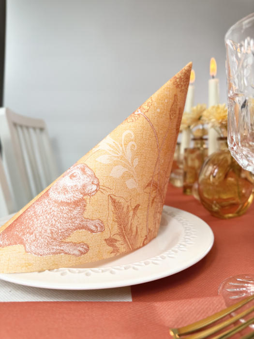 Set accesorii decorative masa festiva Paste - servetele festive + traversa de masa + servetele cu buzunar pentru tacamuri + lumanari conice [7]