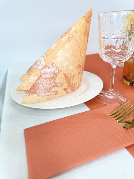 Set accesorii decorative masa festiva Paste - servetele festive + traversa de masa + servetele cu buzunar pentru tacamuri + lumanari conice [10]