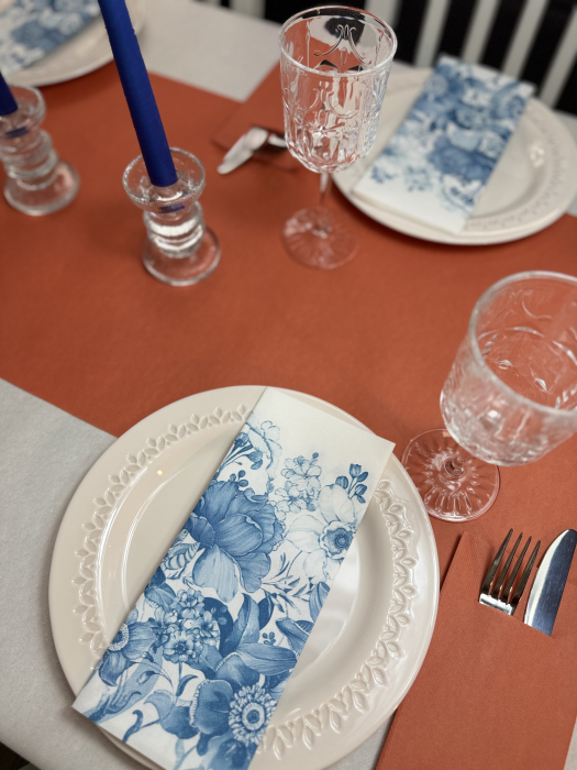 Set accesorii decorative masa festiva - servetele festive + traversa de masa + servetele cu buzunar pentru tacamuri + lumanari conice [5]