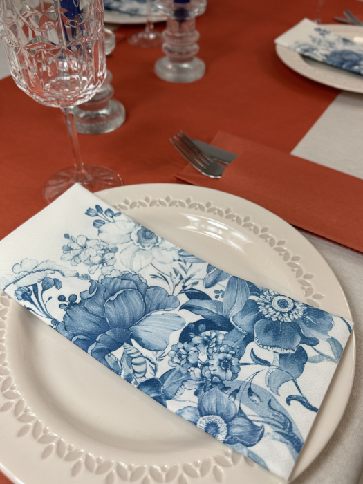 Set accesorii decorative masa festiva - servetele festive + traversa de masa + servetele cu buzunar pentru tacamuri + lumanari conice [4]