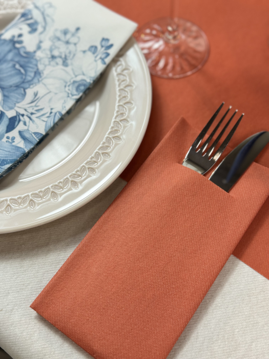 Set accesorii decorative masa festiva - servetele festive + traversa de masa + servetele cu buzunar pentru tacamuri + lumanari conice [3]