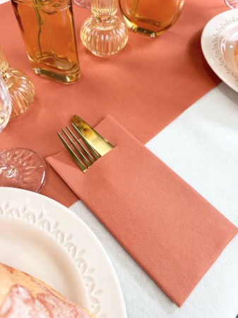 Set accesorii decorative masa festiva Paste - servetele festive + traversa de masa + servetele cu buzunar pentru tacamuri + lumanari conice [3]