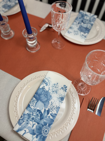 Set accesorii decorative masa festiva - servetele festive + traversa de masa + servetele cu buzunar pentru tacamuri + lumanari conice [4]