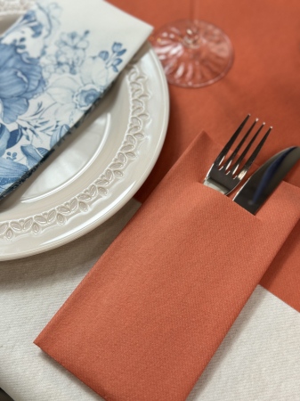 Set accesorii decorative masa festiva - servetele festive + traversa de masa + servetele cu buzunar pentru tacamuri + lumanari conice [2]