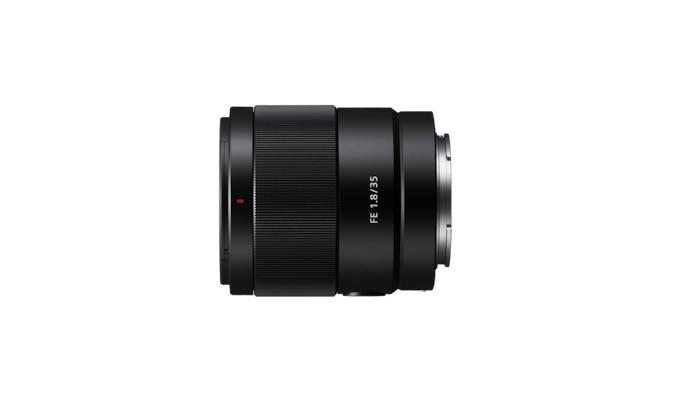 Sony FE 35 MM F1.8. Componentă pentru: MILC, Structura lentilelor: 11/9, Cea mai apropiata distanţă de focalizare: 0,22 m. Compatibilitate mărci aparate foto: Sony, Mărire maximă: 0,24x, Tip capac len [2]