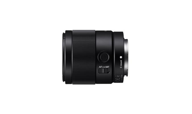 Sony FE 35 MM F1.8. Componentă pentru: MILC, Structura lentilelor: 11/9, Cea mai apropiata distanţă de focalizare: 0,22 m. Compatibilitate mărci aparate foto: Sony, Mărire maximă: 0,24x, Tip capac len [3]