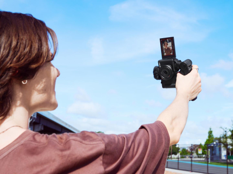 SONY Compact dedicata pentru vlogging ZV-1F 20.1MP, 7.6mm, F2 ISO 125-12.800, 1/32.000s, 4K @30fps, SD/SDXD/SDHC/x1 Micro-HDMI/x1 USB-C, Rafala 3.5-16cps, WiFi/Bluetooth, Senzor CMOS Exmor RS 1" [2]
