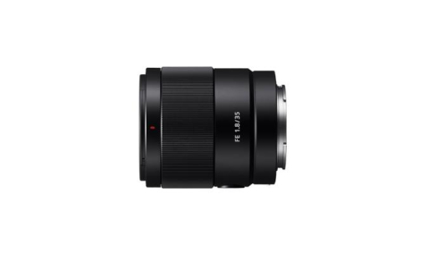 Sony FE 35 MM F1.8. Componentă pentru: MILC, Structura lentilelor: 11/9, Cea mai apropiata distanţă de focalizare: 0,22 m. Compatibilitate mărci aparate foto: Sony, Mărire maximă: 0,24x, Tip capac len [1]