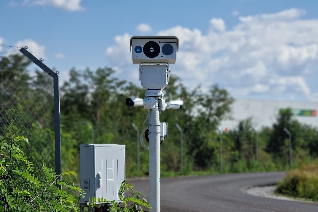 STÂLPI DIN FIBRĂ DE STICLĂ PENTRU CAMERE VIDEO