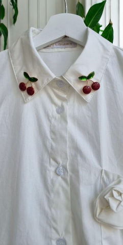 Noua Colectie - Camasa alba cu trandafiri 3D și broșe cireșe