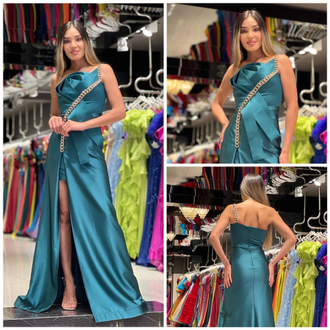 Noua Colectie - Rochie lungă turcoaz cu șliț în fata și decorată cu lanț Thalia