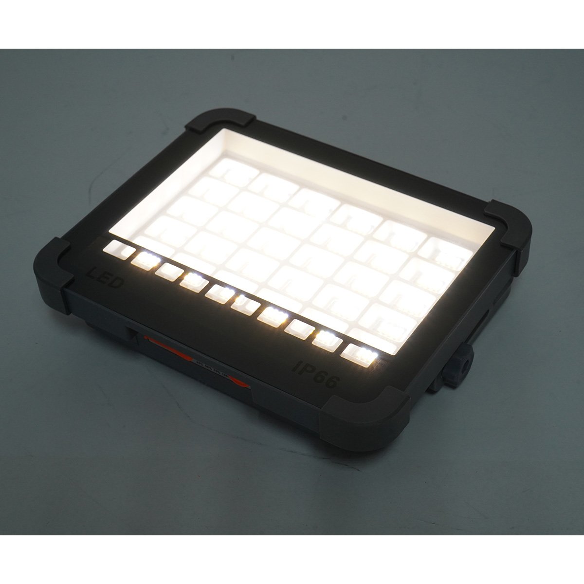 Proiector LED portabil 100 W cu panou solar 3 W Breckner Germany [12]
