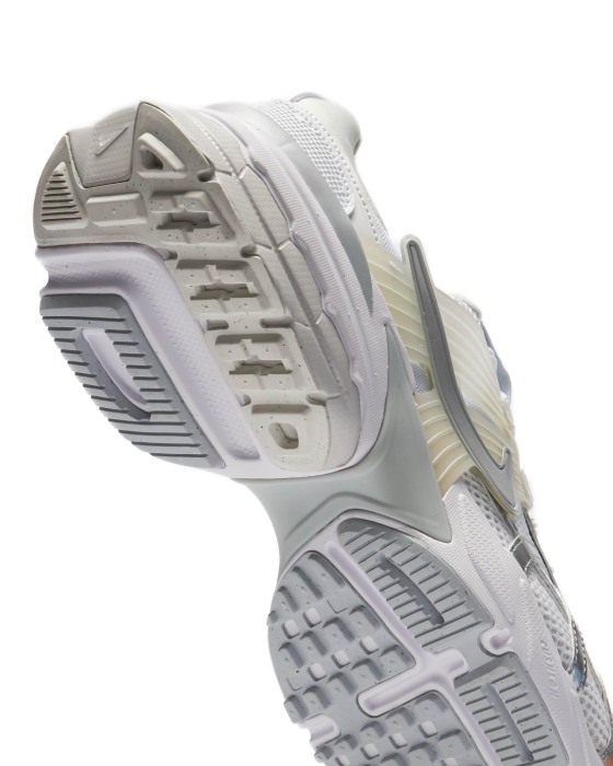 W NIKE V2K RUN FD0736-104 [4]