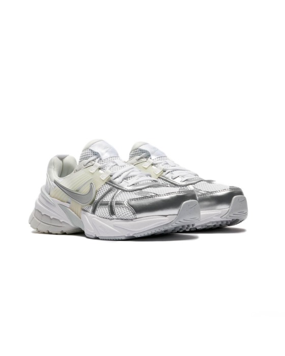 W NIKE V2K RUN FD0736-104 [2]