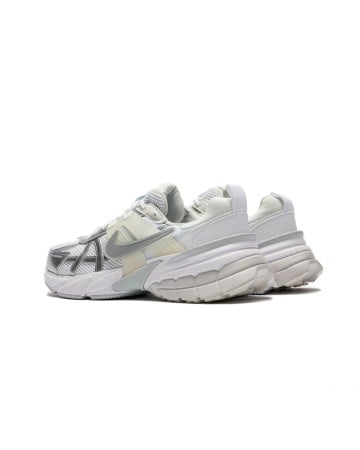 W NIKE V2K RUN FD0736-104 [2]