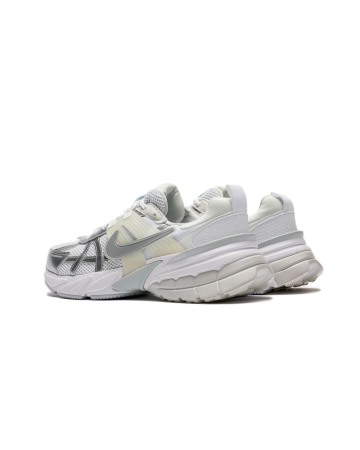 W NIKE V2K RUN FD0736-104 [2]