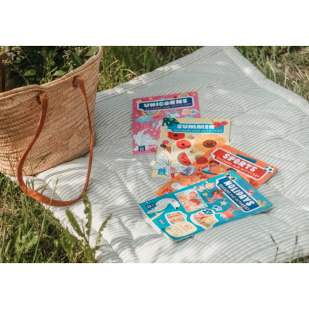 Carte de activitati cu abtibilduri - In vacanta [7]