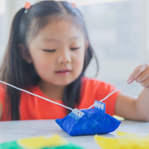 Joc tactil cu saculeti senzoriali - Invat sa ma imbrac [4]