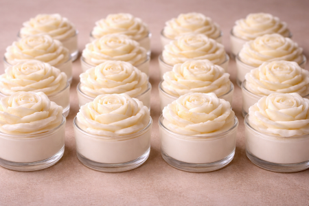 Mărturii - Lumanari parfumate in recipient de sticla cu bujor alb decorat cu auriu