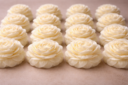 Lumanari parfumate in recipient de sticla cu bujor alb decorat cu auriu