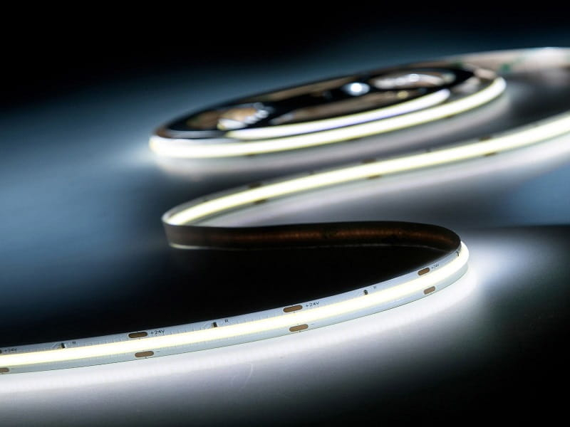 Banda LED COB 320 LED/m 24V 6000K IP20 - rolă pe fundal alb [4]
