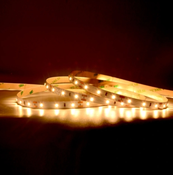 Banda LED 60 LED/m 12V 3000K IP66 - rolă pe fundal alb [2]