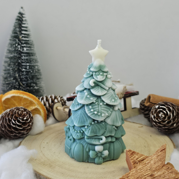 Lumânare decorativă „Bradul Dulce" – Zăpadă pe Crenguțe – 120g – Ceară de soia 100% naturală [1]