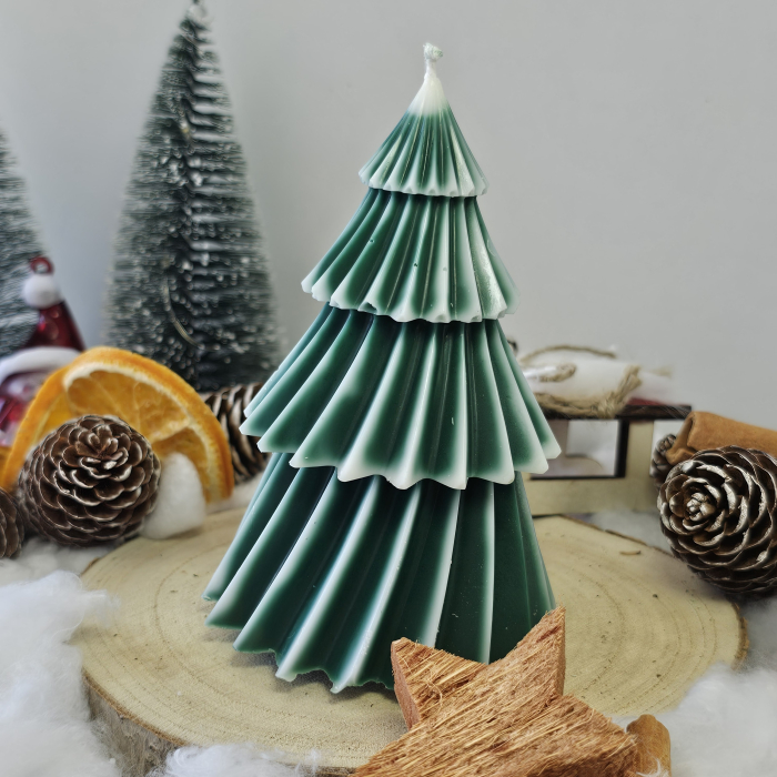 Lumânare decorativă „Bradul Răsfățat” –  Zăpadă pe Crenguțe – 165g- Ceara de soia 100% naturala [1]