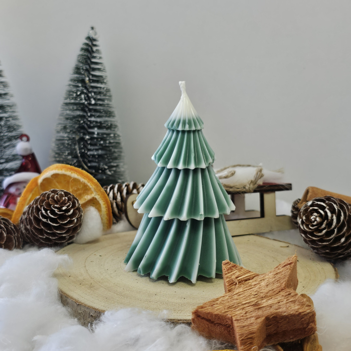 Lumânare decorativă „Bradul Răsfățat” –  Zăpadă pe Crenguțe – 70g - Ceara de soia 100% naturala [3]