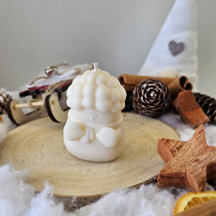 Lumânare decorativă „Omul de Zăpadă Poznaș” – Alb – 60g – Ceară de soia 100% naturală [4]